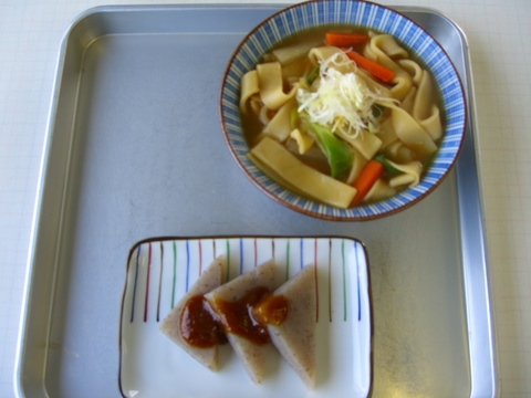 地元有志の方々が運営されている感じの食堂にて 美味しかった「うどん」に「こんにゃく」